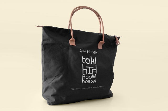 Логотип Тaki Room на сумке.
