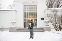 Свадебная фотосъёмка на ВДНХ. Жених в ожидании невесты.