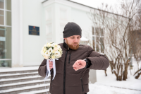 Свадебная фотосъёмка на ВДНХ. Жених в ожидании невесты.