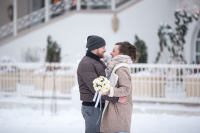 Свадебная фотосъёмка на ВДНХ. Жених и невеста на зимнем фоне
