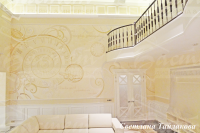 Роспись стены просторного холла