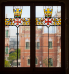 Витраж в интерьере больницы Hospital de Sant Pau в Барселоне.
