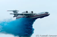 Самолет BE-200 сбрасывает 12 тонн воды на МАКС-2011