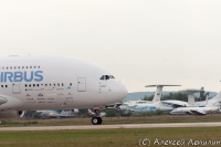 Airbus А-380 на взлетной полосе, пилот машет рукой