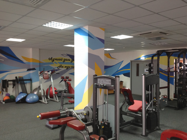 Рисунки на стенах спортзала