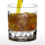 хрустальный стакан - процесс наливания виски