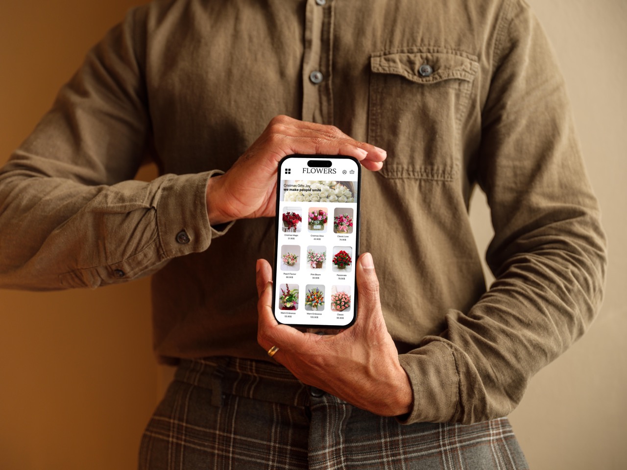 mockuuups-man-in-khaki-shirt-holding-the-iphone-mockup — крупный