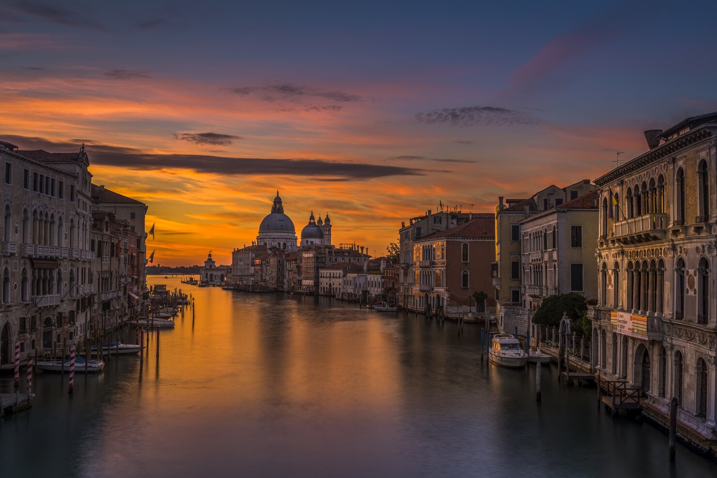 venice-river-sunset_181624-40485 (1).jpg