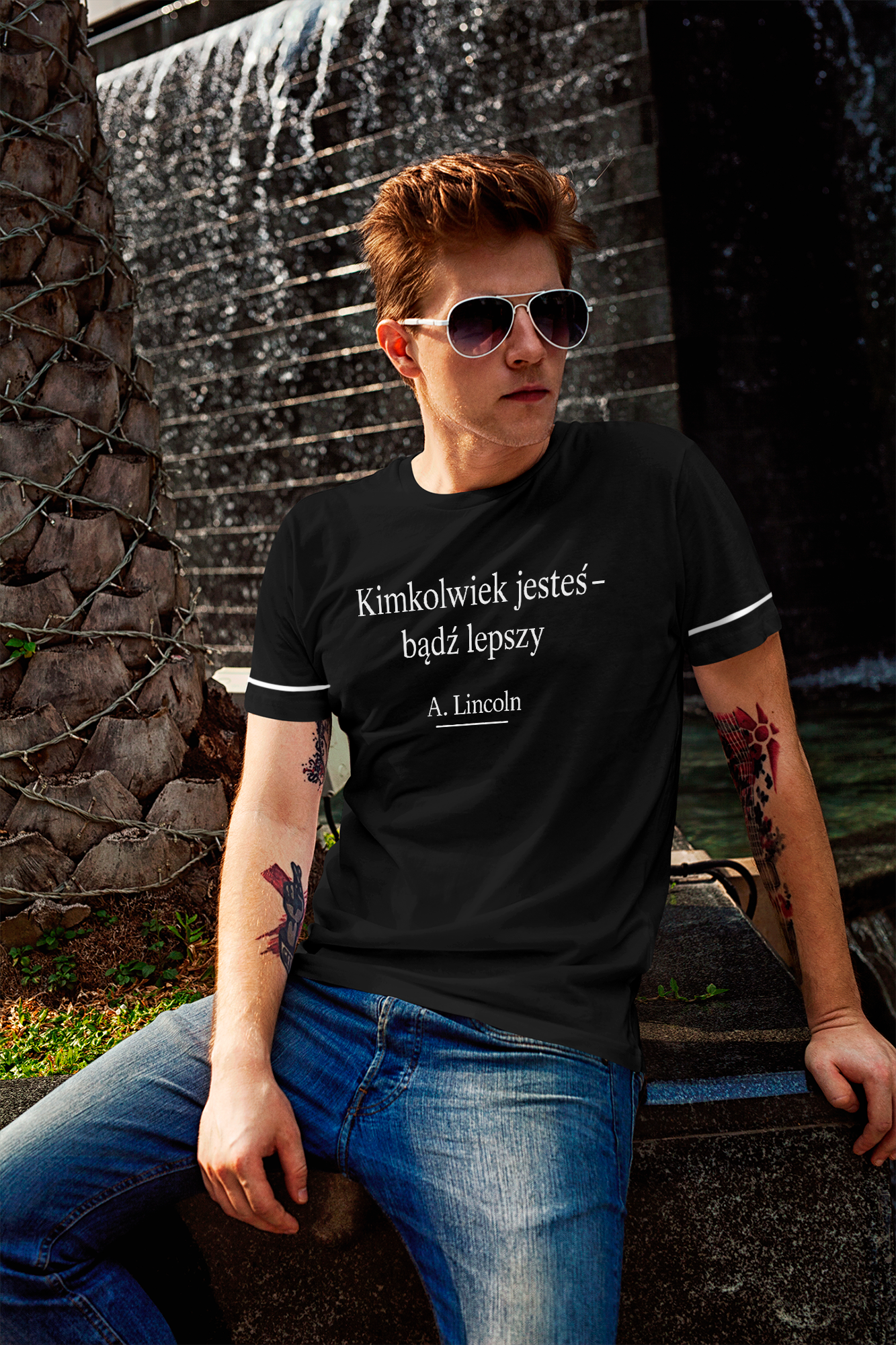 Дорисовала линии на рукавах одежды для проекта с мокапами одежды, ориентируясь на пример. Работы использованы для реалистичной визуализации дизайна в PNG-формате.