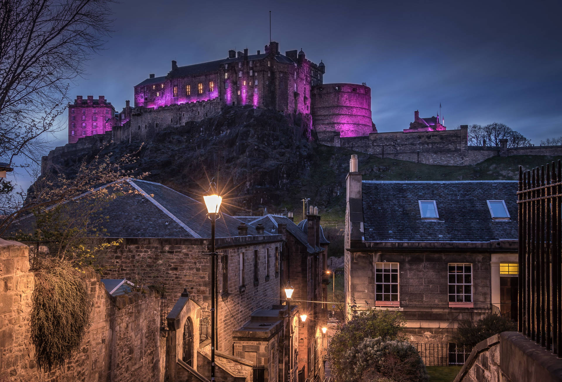 edinburgh-castle-in-purple-lights-5ijn2ow6staj0yov.jpg