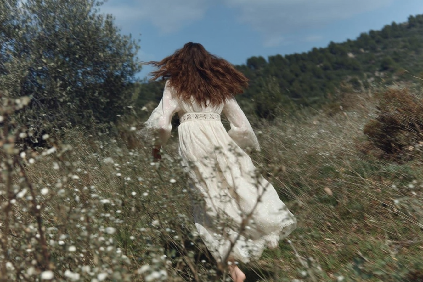 estaiez_girl_running_through_wild_nature_back_view_only_weari_54