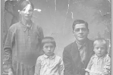 Глубокая реставрация семейной фотографии — восстановление лиц и естественная колоризация