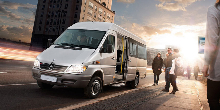 sluzebnaya-razvozka-sotrudnikov-microavtobusom-mersedes-classic_