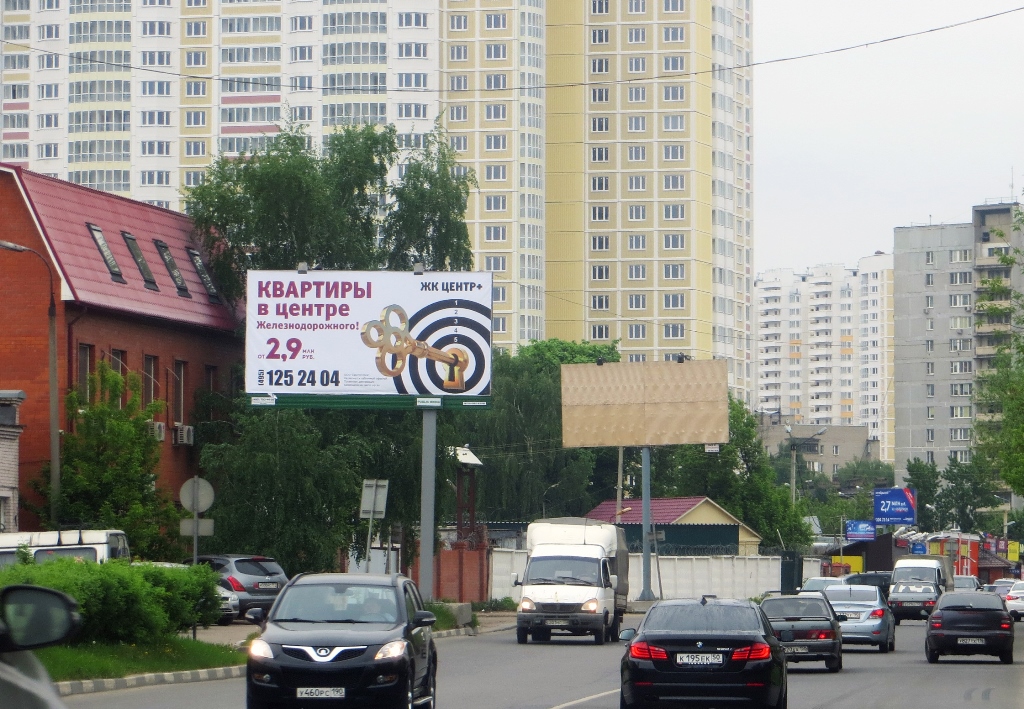 Инициативная ул., возле дома 15 (левая сторона по ходу движения 