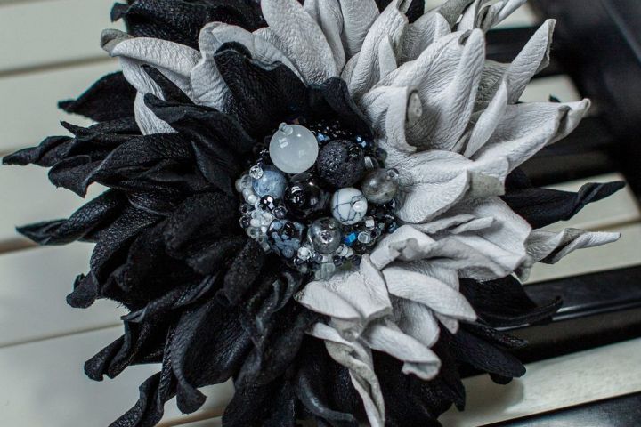 Бело-черная брошь ручной работы - 1391281