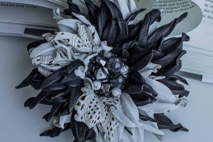 Бело-черная брошь ручной работы - 1391282