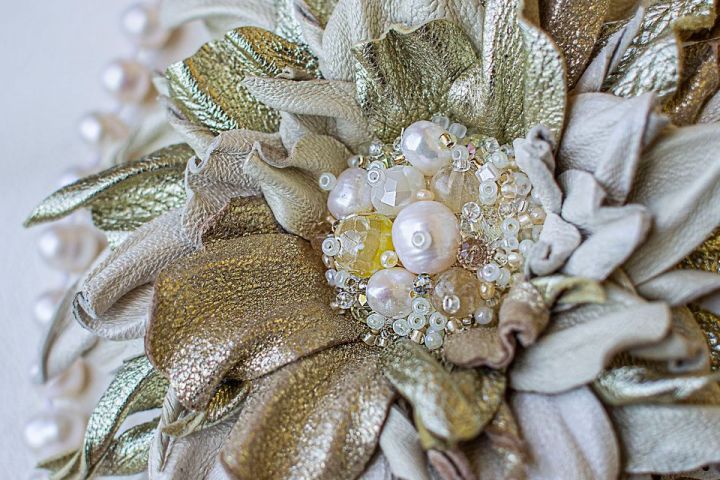 Кожаная брошь-цветок ручной работы - 1391307