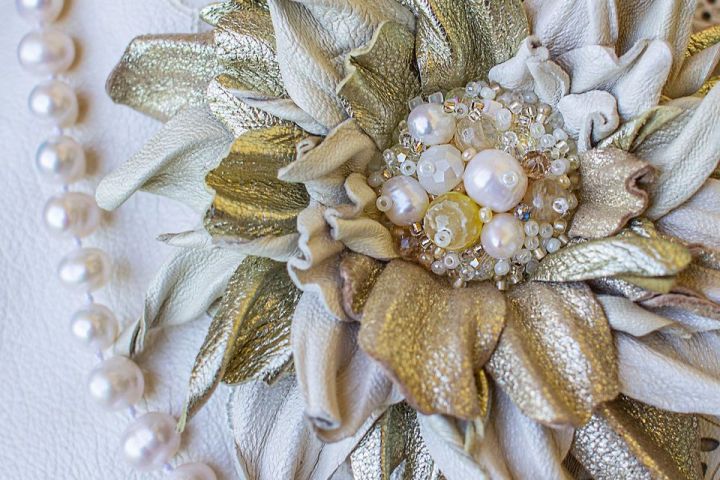 Кожаная брошь-цветок ручной работы - 1391308