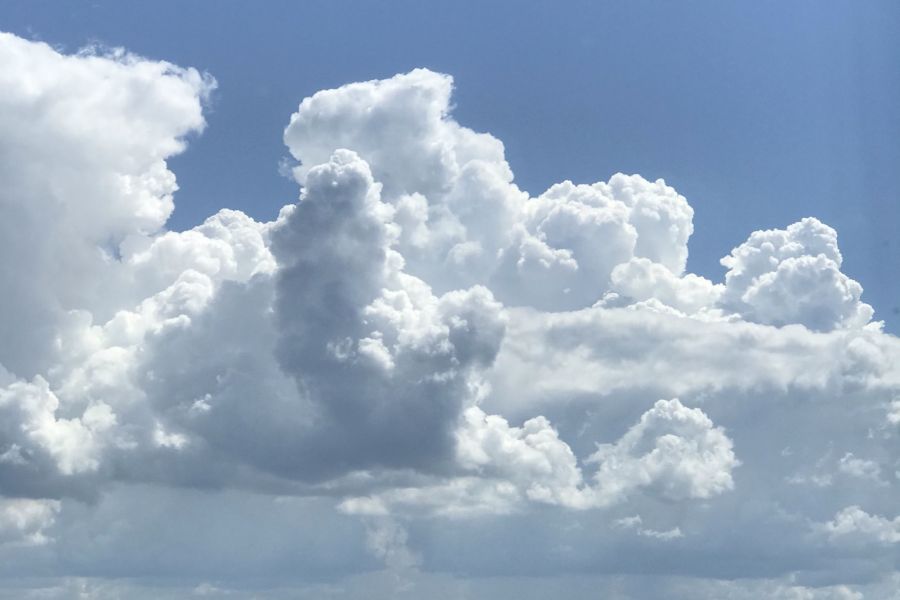 Продаю: Фото. Огромные белые облака в голубом небе река и зелёное поле -   товар id:5319