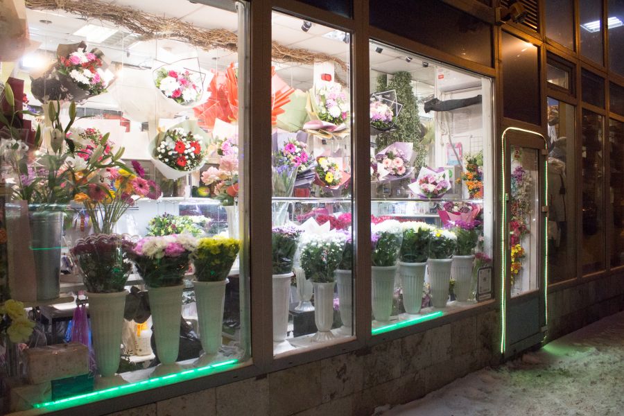 Продаю: Витрина маленького цветочного магазина вечером -   товар id:8908