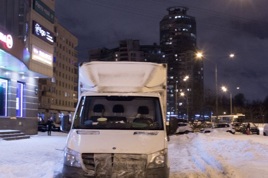 Продаю: Ночная улица зимой, автомобиль "Газель" на зимней улице Одоевского в Санкт-Петер -   товар id:8912