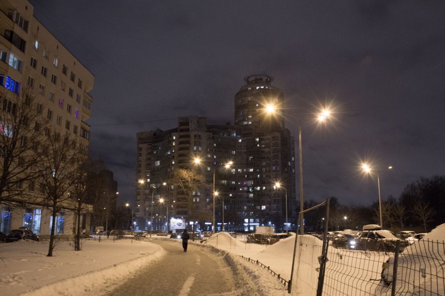 Продаю: Одинокий пешеход на ночной улице вечером зимой, улица Одоевского, Санкт-Петербур -   товар id:8929