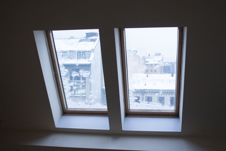 Продаю: Вид в мансардное окно в центре города Санкт-Петербурга зимой -   товар id:8965
