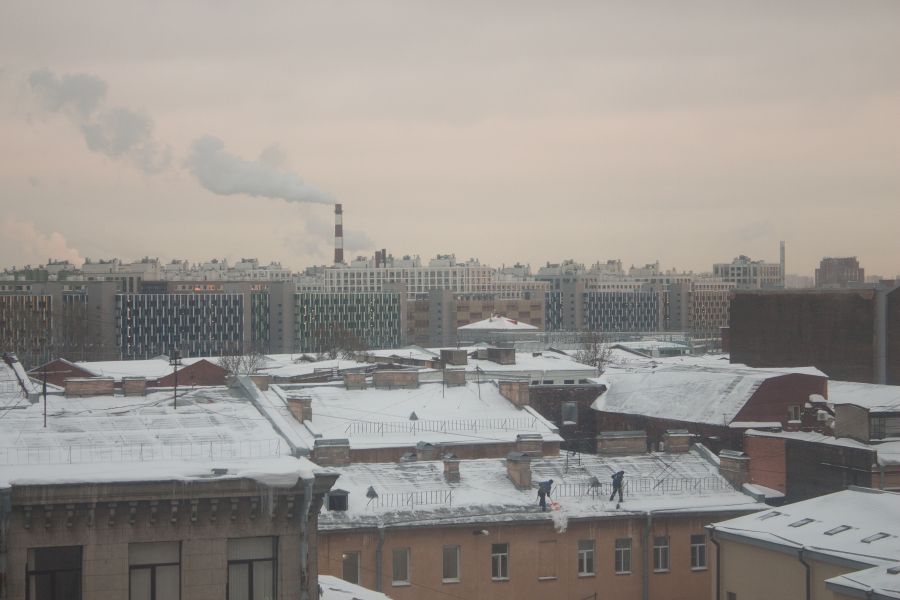 Продаю: Люди зимой чистят снег на крыше в центре Санкт-Петербурга -   товар id:8991