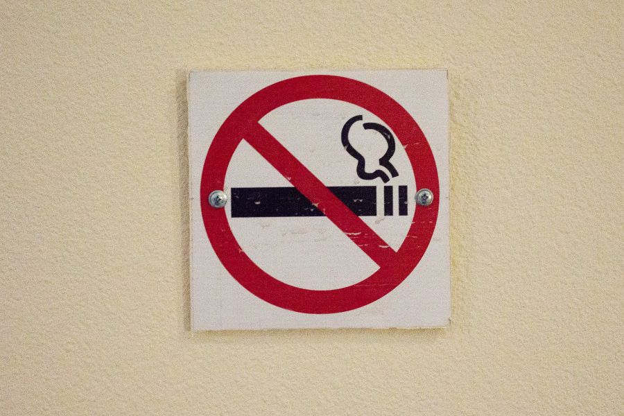 Продаю: Знак курение запрещено на стене в общественном месте -   товар id:9003