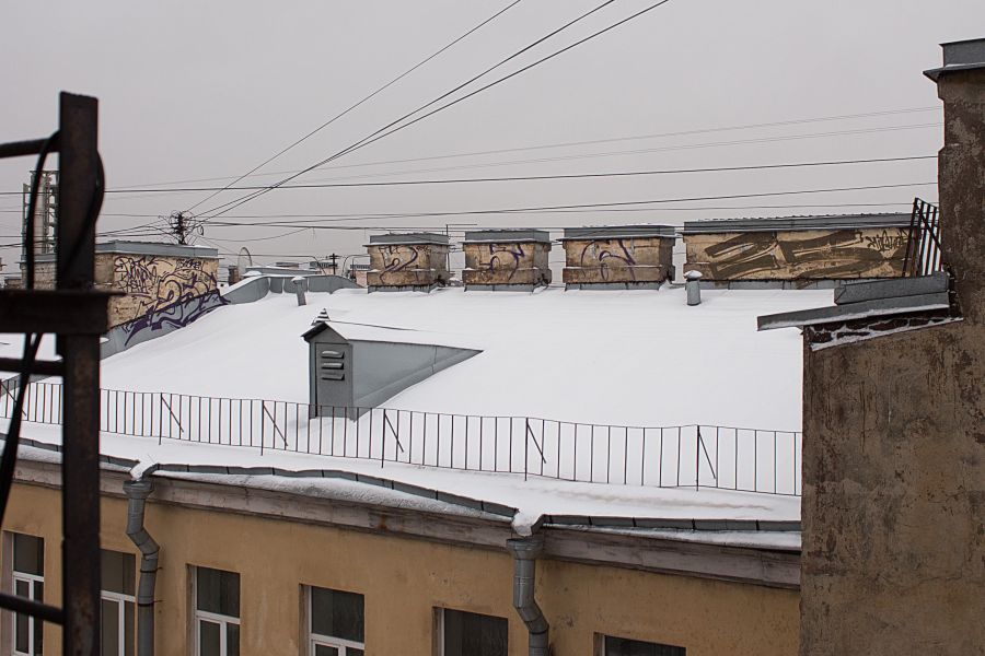 Продаю: Снег на крыше, вид из окна, зимний пасмурный день -   товар id:9122