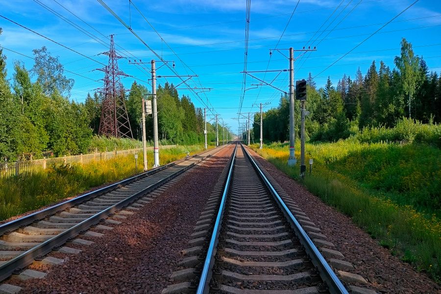 Продаю: Железнодорожные пути убегают вдаль в сопровождении проводов -   товар id:9270