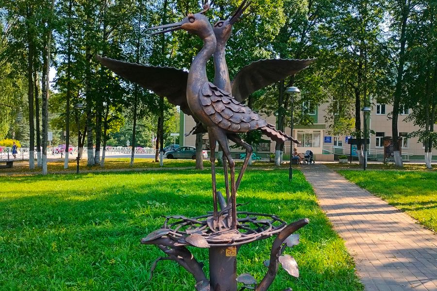 Продаю: Железная скульптура из двух аистов в парке -   товар id:9272