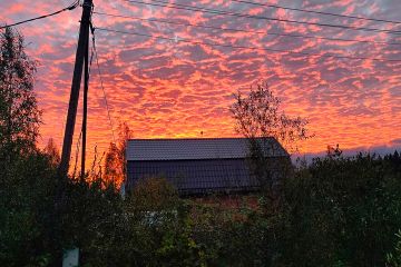 Необычно красивое красно-желтое небо на закате в деревне