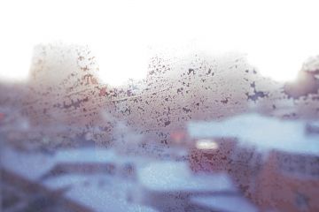 Вид на город через матовое окно, размытый фон.