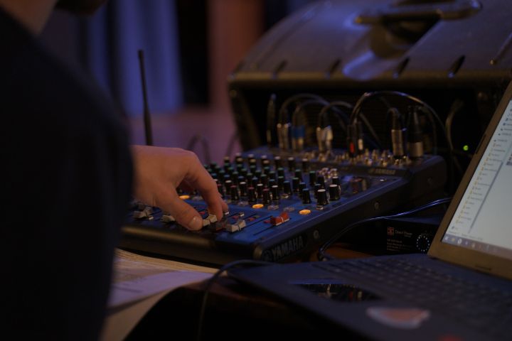 чистка и обработка звука, помимо этого несложный монтаж видео. - 2126776