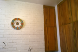 стена кухни со встроенным навесным шкафчиком