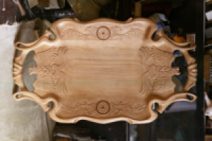 Поднос с резьбой