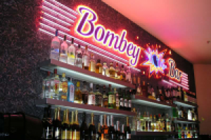 Оформление стены в баре