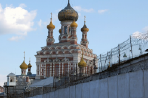 Храм на фоне колючей проволоки