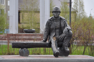 Уникальный арт-объект в память о нефтяниках