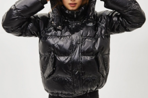 Чёрная женская осенняя куртка: продающее описание товара