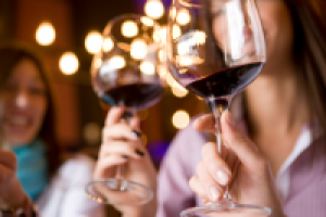 Принимаем гостей дома, как выбрать универсальное вино