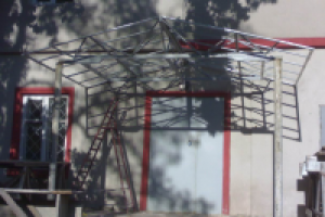 Дизайн и конструктив навеса над входом