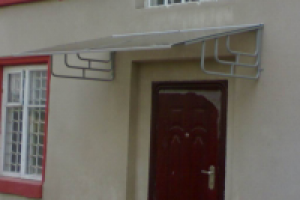 Дизайн и конструктив навеса над входом