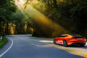 Машина на дороге