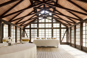 Интерьер деревянной веранды.