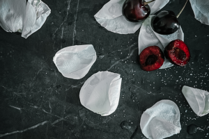 В белых лепестках