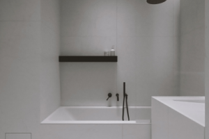 дизайн интерьера белой ванной комнаты. минимализм.