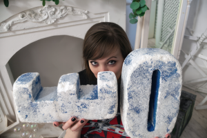 Девушка, передающая послание миру.