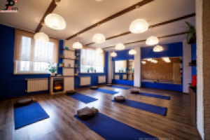 Дизайн синего зала в студии йоги Мяtа